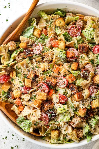 Ensalada de pasta César con pollo
