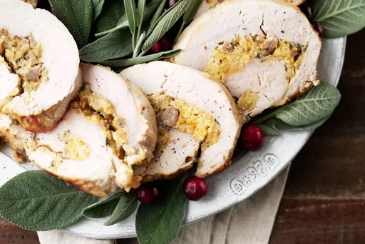 Ruladas de pavo con relleno de salchicha y pan de maíz