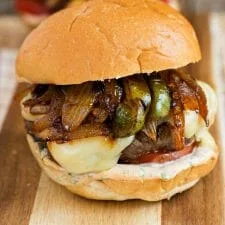 Hamburguesa al estilo del suroeste a la parrilla