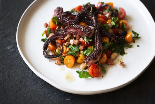 Pulpo carbonizado con ensalada templada de judías blancas y tomate y vinagreta de guanciale