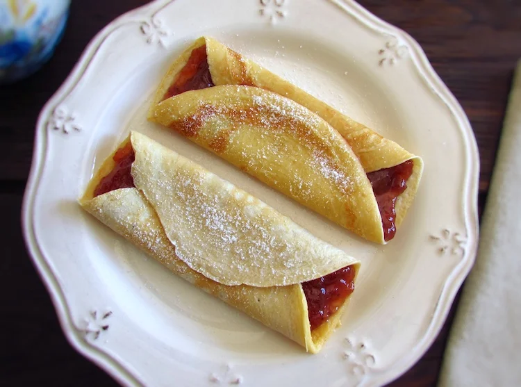 Crepes recheados com doce de morango