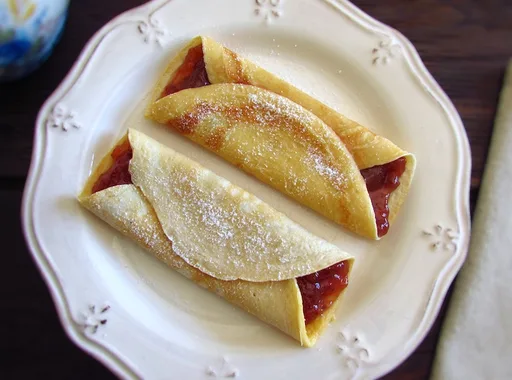 Crepes recheados com doce de morango