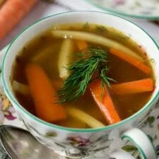 Sopa de pollo festiva