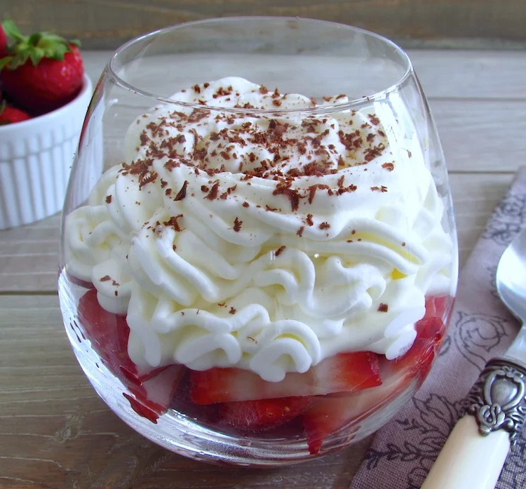 Doce de morangos e chantilly