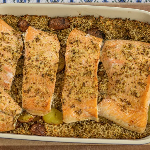 Salmón al limón con patatas y arroz al horno estilo griego