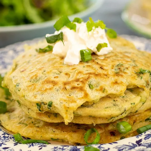Tortitas saladas griegas con cebolla y hierbas: Kremydotiganites