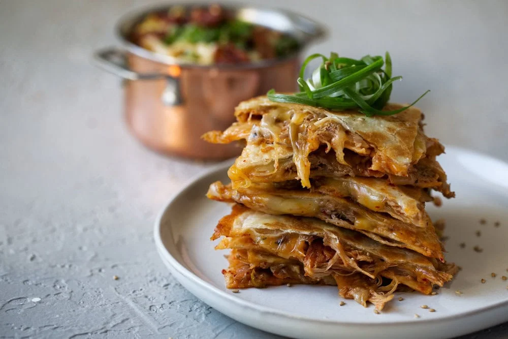 Quesadilla de Cerdo Braseado y Kimchi Coreano