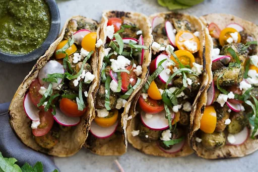 Tacos de patata al pesto con queso de cabra