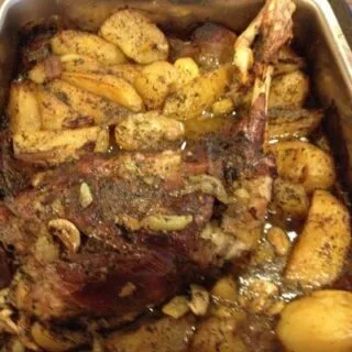 Pierna de cordero asada a la griega con patatas