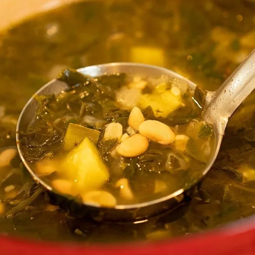 Sopa griega de espinacas y judías blancas: Comida vegana en 30 minutos