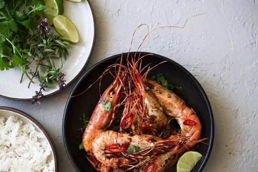 Langostinos moteados con glaseado picante servidos enteros