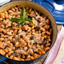 Pasta mit Hähnchen und Spinat aus einem Topf
