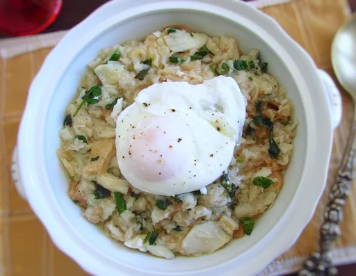 Migas de bacalao con huevos escalfados