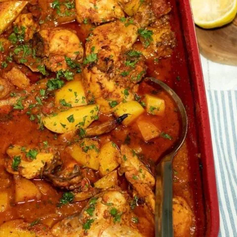 Kotopoulo Kokinisto: Pollo con Patatas al Horno en Salsa de Tomate