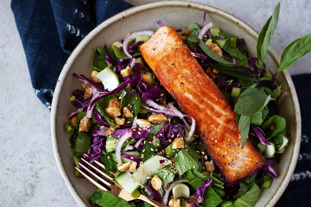 Salada tailandesa de bok choy baby com salmão