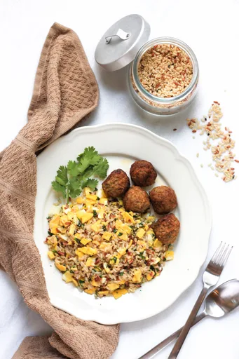 Arroz integral frito con huevo y cilantro