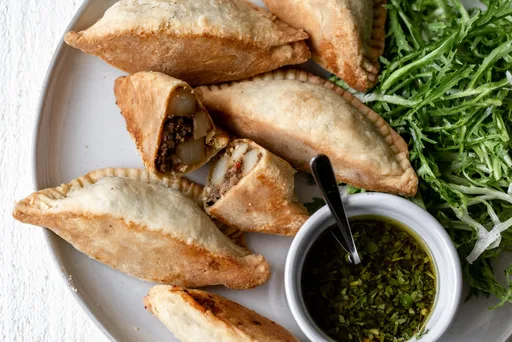 Empanadas de Carne, Cebolla y Patata con Salsa Chimichurri