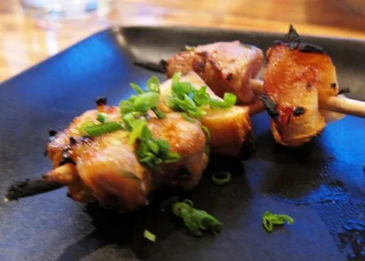 Brochetas de cerdo con kimchi