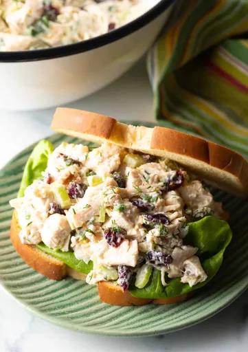 Ensalada de pollo con arándanos rojos y nueces