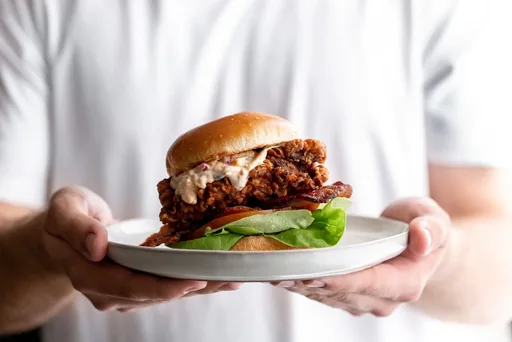 Sándwich de pollo frito con queso pimento