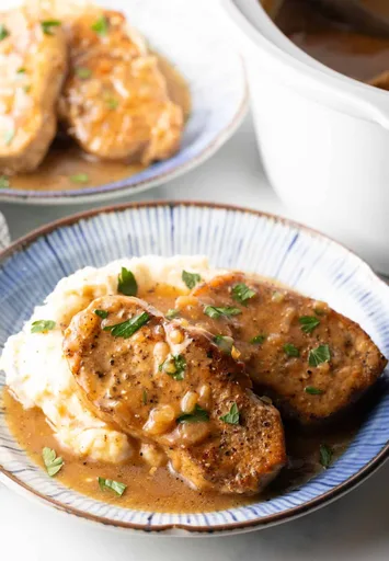 Chuletas de cerdo y salsa con olla de cocción lenta