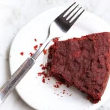 Pastel de chocolate y remolacha meloso (Sin gluten, Vegano)