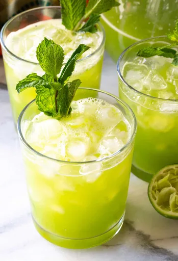 Agua fresca de pepino, jengibre y menta