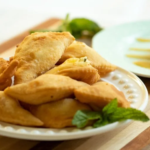 Minipasteles fritos de queso de Creta: Kalitsounia rellenos de queso