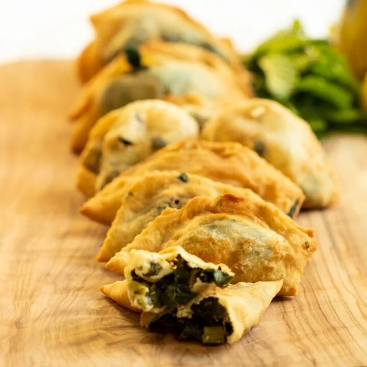 MINI FRIED SPINACH PIES FROM CRETE: SPINACH FILLED KALITSOUNIA