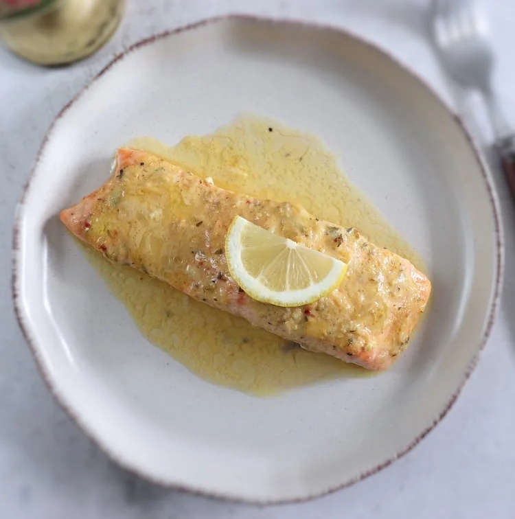 Salmão no forno com molho de limão e mostarda
