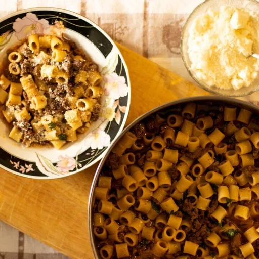 Pasta en una sola olla con salsa de carne: Makaronia me Kima