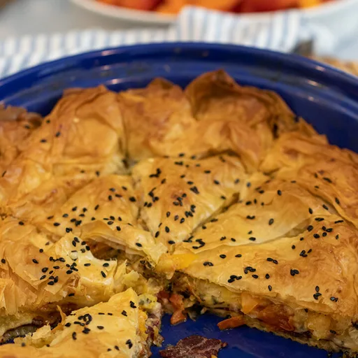 Pastourmadopita: Pastel griego de pasta filo con pasturma y queso