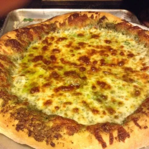 Pizza al pesto