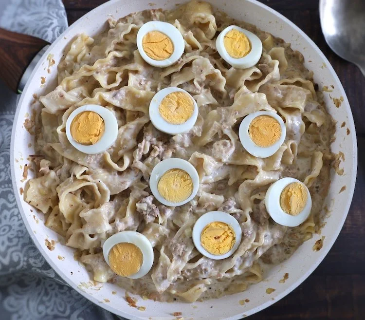 Massa cremosa com atum e ovo