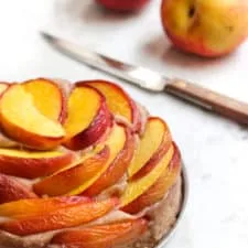 Pastel vegano y sin gluten de melocotones frescos