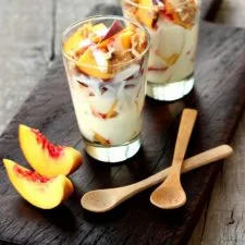Parfait de yogur con melocotón y nueces