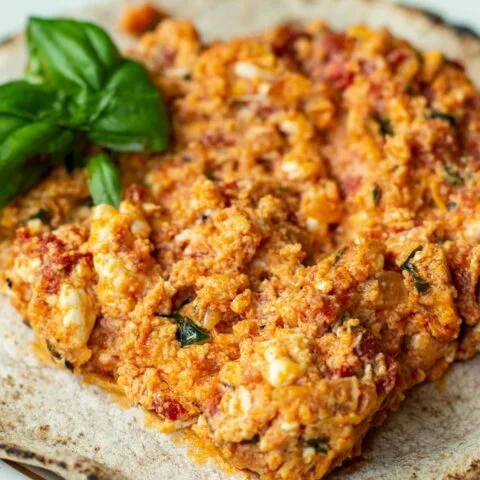 Strapatsada: Huevos Revueltos Griegos con Tomate y Feta
