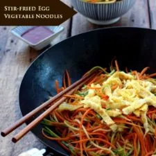 Fideos salteados con verduras y huevo