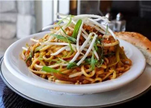 Linguini picante de pollo al estilo tailandés