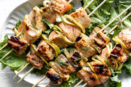 Brochetas de salmón a la parrilla