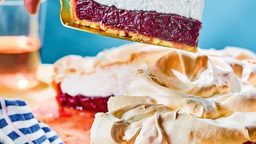 Tarta de merengue con moras, limón y tomillo
