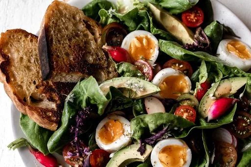 Ensalada de finales de verano con huevos melosos y vinagreta balsámica
