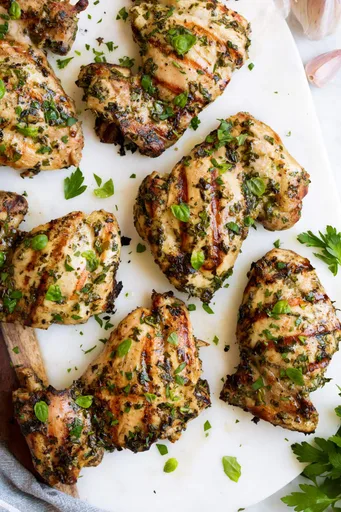 Muslos de pollo a la parrilla con hierbas y ajo