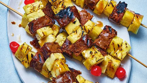 Brochetas de pastel de piña y jengibre glaseadas al ron