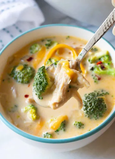 Sopa de pollo y brócoli