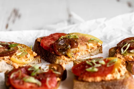 Tostadas de queso pimento con tomates antiguos
