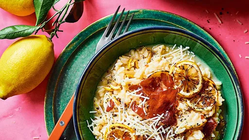 Risotto de limón tostado con jamón serrano crujiente