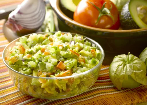 Receta casera de guacamole con tomatillo