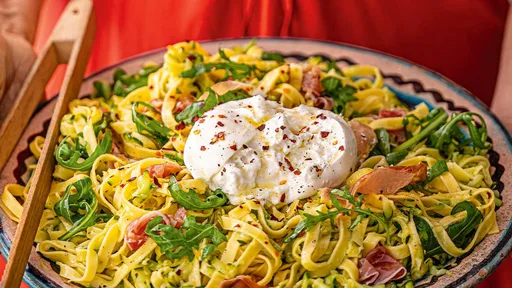 Tallarines con calabacín, jamón serrano y burrata