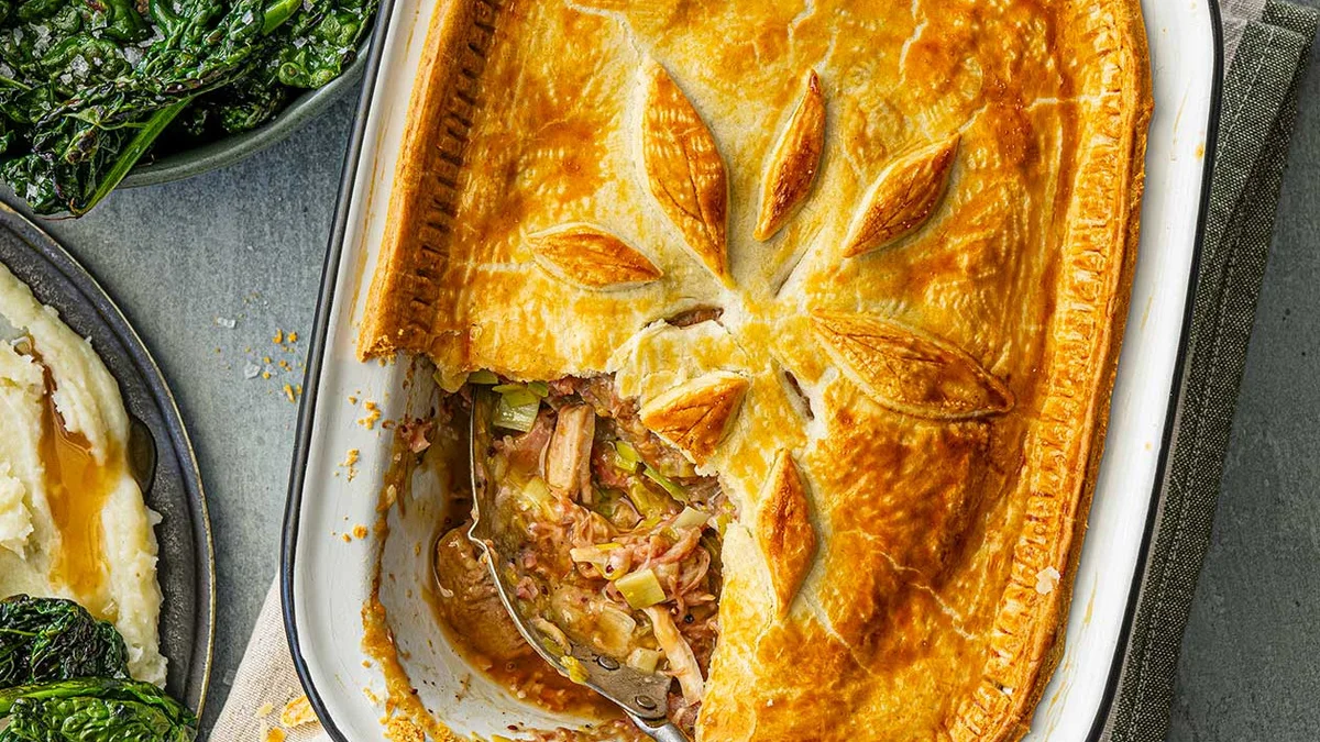 Creamy turkey, ham and leek pie